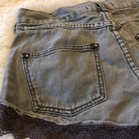 FR Free People Womens Lace Crochet Trim Distressed Denim Jeans Shorts - Picture 10 of 12